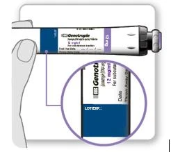 Mano che tiene un tubo di farmaco Genotropin 12 mg, con cerchio ingrandito che mostra l'etichetta con scritta "lot number" e data di scadenza