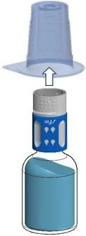 Cubierta transparente que se coloca verticalmente hacia arriba sobre la tapa azul-blanca del vial de vidrio lleno de líquido azul, indicando la dirección del movimiento
