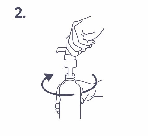 Hand holding the bottle and another hand unscrewing the pump using a rotational movement indicated by a curved arrow next to the bottle