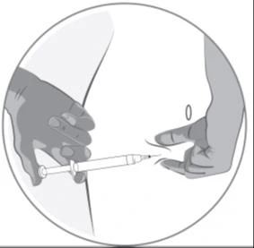 Mani con guanti che tengono una siringa con ago, pronte a somministrare un'iniezione nella parte bassa dell'addome vicino all'ombelico