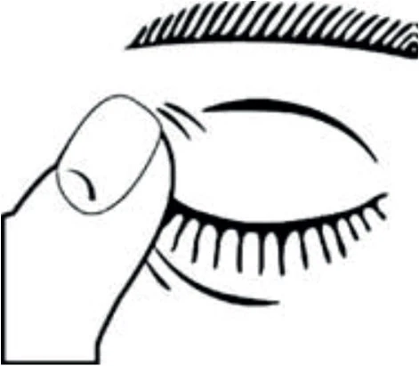 Primer plano de un ojo humano con los párpados cerrados y largas pestañas, mientras un dedo de la mano toca suavemente el párpado superior
