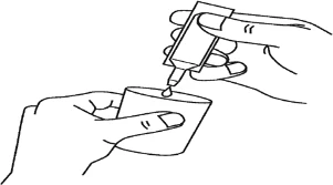 Dos manos sosteniendo un pequeño recipiente, del cual una mano exprime una gota de líquido desde un tubo hacia el interior del recipiente