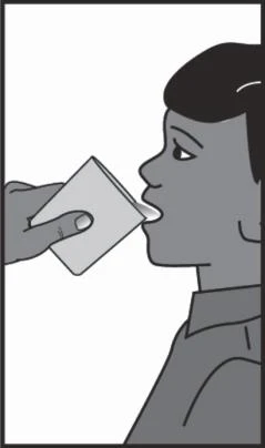 Perfil facial de una persona bebiendo líquido de una taza blanca sostenida en la mano sobre fondo claro