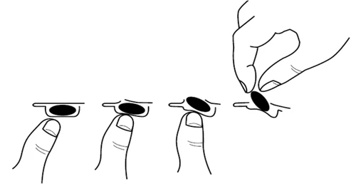 Serie de dibujos que muestra el proceso de retirar la tapa negra de un pequeño dispositivo médico utilizando los dedos de la mano y el pulgar