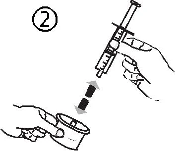 Una mano che impugna una siringa dirige la sua punta verso l'apertura di un piccolo barattolo di farmaco, indicato da una freccia rivolta verso il basso