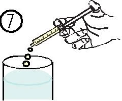 Una mano che impugna una siringa da cui escono delle gocce di liquido attraverso l'ago in un bicchiere riempito con un liquido trasparente, accanto al numero 7 in un cerchio