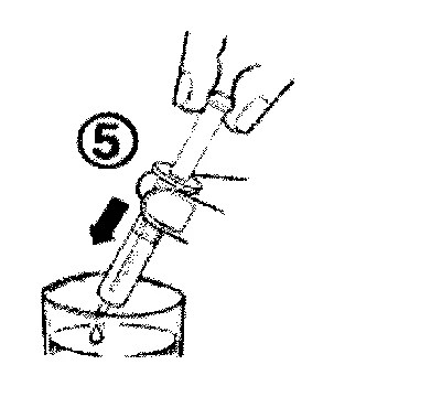 Mani che tengono una siringa orientata diagonalmente verso il basso verso un contenitore di liquido, con una freccia nera e il numero cinque in un cerchio accanto