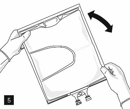 Dos manos con guantes sujetando una bolsa transparente con líquido, que una de las manos levanta hacia arriba siguiendo el sentido de una flecha negra que indica el movimiento