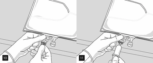Manos sujetando una bolsa de fluido, una mano agarra la válvula y la otra prepara una jeringa para extraer el medicamento a través del puerto en la parte inferior de la bolsa
