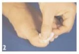 Mani che tengono e ruotano delicatamente un elemento medico bianco e rotondo su uno sfondo uniforme blu