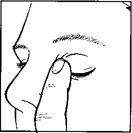 Primer plano de un rostro con los ojos cerrados, donde el dedo índice presiona suavemente el párpado por debajo del ojo para la aplicación del medicamento