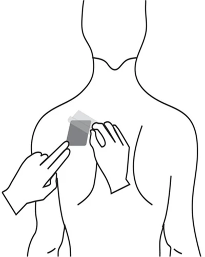Disegno che mostra mani che applicano un cerotto sul torace della silhouette di un uomo nell'area della spalla destra