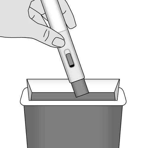 Mano sosteniendo un inyector tipo bolígrafo blanco que se sumerge en un recipiente gris con un líquido o sustancia médica