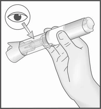 Mano che impugna una siringa con ago visibile all'interno dell'involucro trasparente, una freccia indica l'occhio che osserva il meccanismo di somministrazione del farmaco