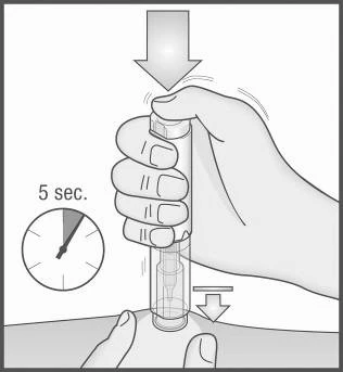 Mano apretando firmemente el inyector contra la piel, junto a un reloj que indica el transcurso de 5 segundos durante la administración del medicamento