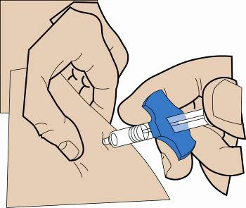 Due mani che impugnano un'iniettore bianco e blu appoggiato su una superficie cutanea chiara per la somministrazione di un farmaco