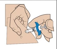 Due mani che impugnano una siringa con un elemento blu, inserita nella pelle ad un angolo attraverso una piega cutanea pinzata