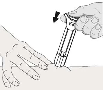 Mani che impugnano un iniettore medico applicato sulla pelle, una freccia nera indica la direzione del movimento del dispositivo verso il basso
