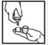 Una mano tiene una pequeña botella y exprime gotas en un pequeño recipiente sostenido por la otra mano