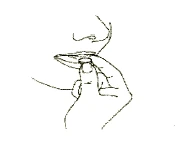 Illustrazione di una mano che tiene una piccola compressa o capsula appena davanti alla bocca di una persona pronta a deglutire il farmaco