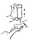 Mano che impugna un dispenser con ago diretto verso il naso; la siringa viene spostata su e giù sopra l'apertura nasale del paziente