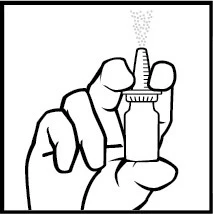 Mano che tiene verticalmente un piccolo flacone con atomizzatore, dal quale esce una nebbiolina finemente spruzzata di farmaco