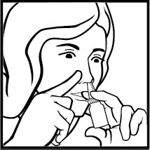 Illustrazione in bianco e nero che raffigura una donna che tiene un piccolo flacone e utilizza un erogatore a spruzzo nel naso