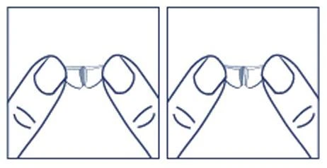 Dos manos sosteniendo y estirando suavemente una tira blanca o elemento del envase del medicamento horizontalmente sobre un fondo blanco