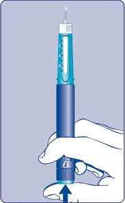 Mano che impugna un iniettore blu tipo penna, con un dito che indica il pulsante di attivazione situato nella parte inferiore del dispositivo su sfondo azzurro chiaro