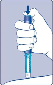 Mano destra che impugna saldamente un iniettore medico blu, mentre una freccia scura indica la direzione della pressione sulla parte superiore del dispositivo
