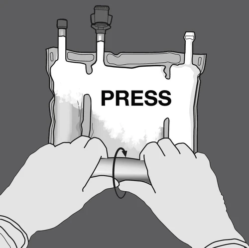 Dos manos con guantes aprietan una bolsa flexible con medicamento, exprimiendo el líquido a través de un tubo con la indicación PRESS para administrar la dosis