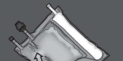 Dibujo que muestra una bolsa de aluminio con líquido medicinal que tiene dos válvulas y una jeringa con aguja lista para extraer la sustancia