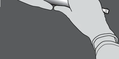 Mano que sostiene un aplicador o inyector largo y delgado dirigido hacia arriba, visible sobre fondo gris en gráfico en blanco y negro