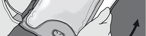 Manos sujetan y levantan la capa superior de un vendaje o parche para exponer la parte inferior del material médico indicado por una flecha
