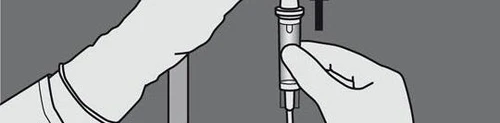 Mano que sostiene verticalmente un inyector médico, preparando el dispositivo para la administración del medicamento, gráfico instructivo en blanco y negro