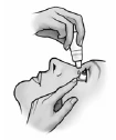 Mano sosteniendo un pequeño frasco y aplicando gotas en el ojo de una persona, mientras la otra mano tira suavemente del párpado inferior para administrar el medicamento