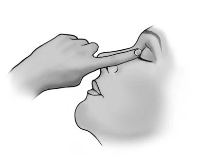 Mano con el dedo índice extendido tocando la frente y la zona de los ojos de una persona representada de perfil, en dibujo en blanco y negro