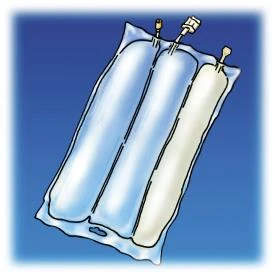 Bolsa médica transparente con dos cámaras llenas de líquido azul y una cámara con un preparado blanco sobre fondo azul