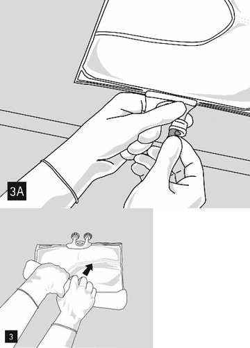Manos desatornillando la tapa de un recipiente elástico y manos apretando firmemente la bolsa para expulsar su contenido hacia el interior de un dispositivo