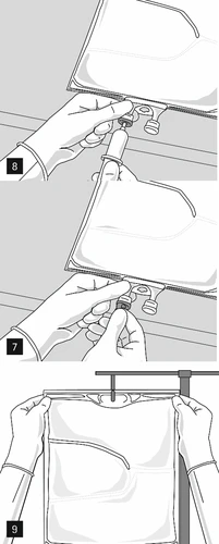 Tres ilustraciones instructivas que muestran manos con guantes preparando una bolsa de líquido, conectando una jeringa y colgando la bolsa en un soporte