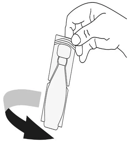 Mano sosteniendo verticalmente una bolsita con medicamento, que es señalada por una flecha negra dirigida hacia abajo, sugiriendo el proceso de apertura o uso del producto