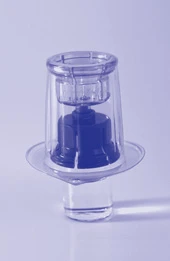 Flacone medico in vetro trasparente con tappo blu e ampio collare su sfondo uniforme chiaro