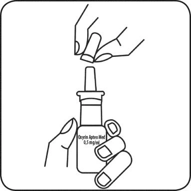 Una mano che tiene una fiala con l'etichetta Oxyryn Apteo Med 0,5 mg/ml e un'altra mano che sta svitando il tappo bianco per preparare il farmaco