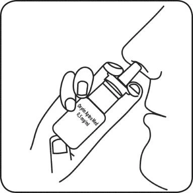 Una mano che tiene un flacone bianco con l'etichetta Oxyrin Apteo Med 0,5 mg/ml e ne applica l'estremità al naso di una persona per l'amministrazione del farmaco