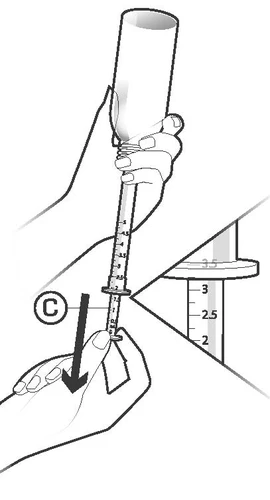 Manos sosteniendo una jeringa con una escala milimétrica visible y una flecha que indica el movimiento del émbolo hacia abajo para medir la dosis del medicamento