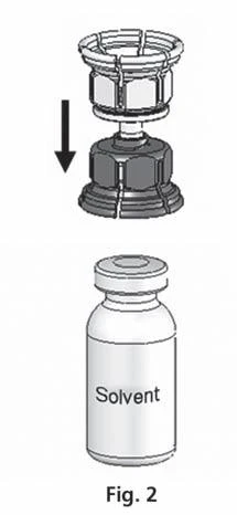 Esquema que muestra el enroscado de la parte superior del dispensador en el frasco con la etiqueta Solvente mediante una flecha que indica movimiento hacia abajo