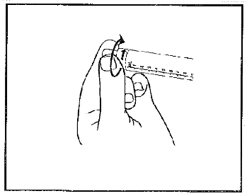 Mano sosteniendo una jeringa con dosis del medicamento marcada, indicando con una flecha la dirección de giro o rotación de un componente del dispositivo