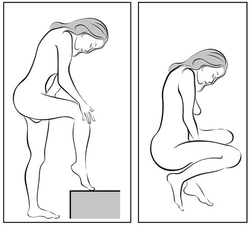 Dos siluetas dibujadas en blanco y negro de mujeres en posición de cuclillas con una pierna levantada sobre una superficie elevada, representando dolor o molestia en la zona de las caderas
