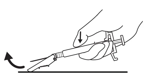 Mano que sostiene un inyector con una flecha negra dirigida hacia abajo y una flecha curva que indica el movimiento de elevación del dispositivo hacia arriba