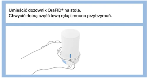 Левая рука крепко держит нижнюю часть белого дозатора OraFID, размещённого на столе, охватывая его пальцами с нижней стороны устройства